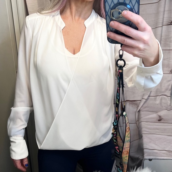 🔥2/$10 |•JOAN VASS • Pretty Off White Crossover Long Sleeve Blouse Size Small - Picture 1 of 15